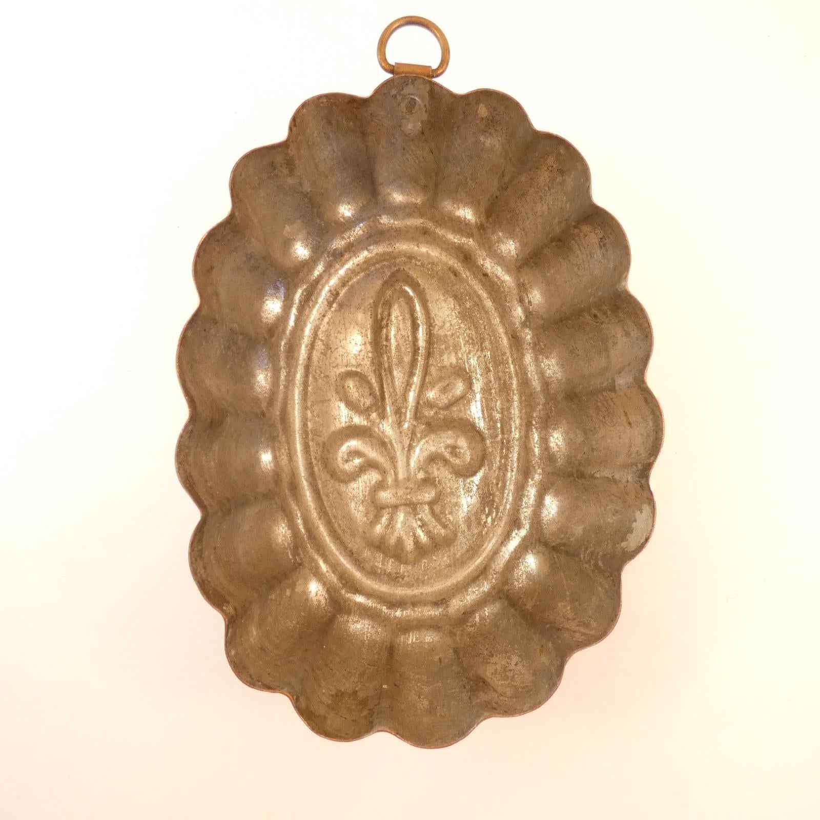 Samarius Copper fleur de lis aspic mold made in Shelton Conn. 1920's 6.5in x - Shop Under The Cedar
