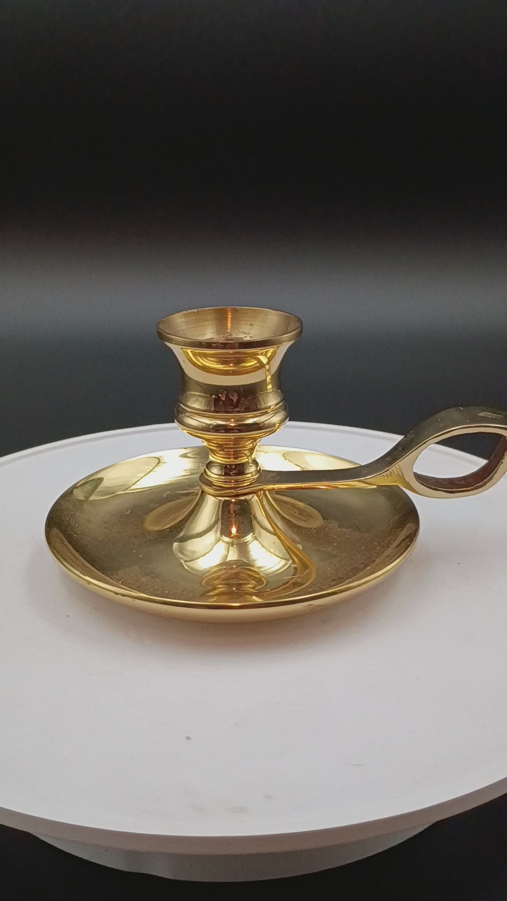 American Country-style (20th Century) round brass candlestick with handle.